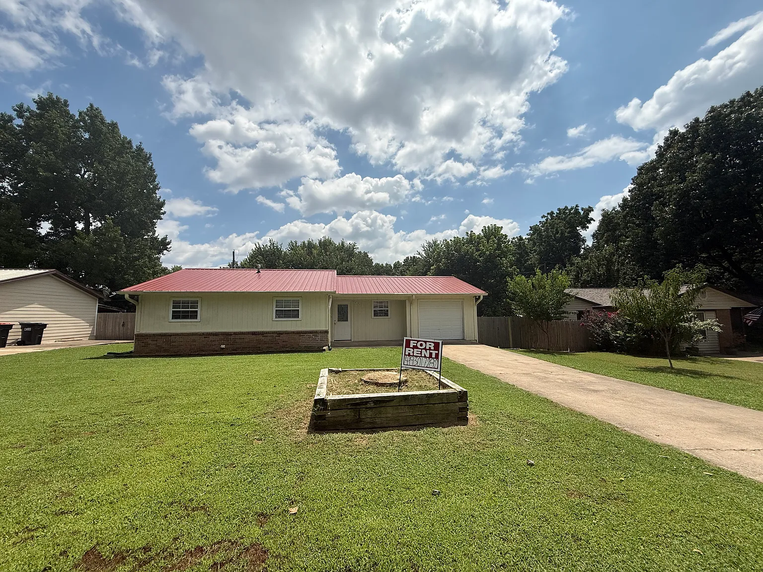 3 bed, 1.5 bath, 1010 sqft, $1,695 — Photo 1