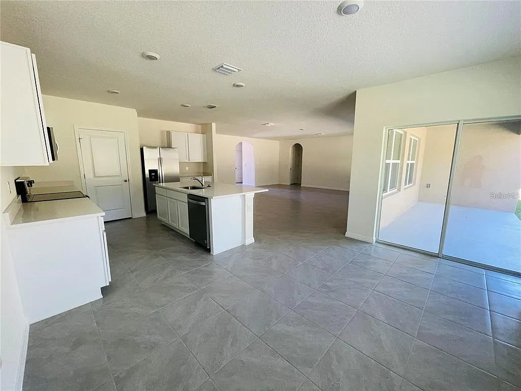 4 bed, 2.0 bath, 2319 sqft, $2,350 — Photo 4