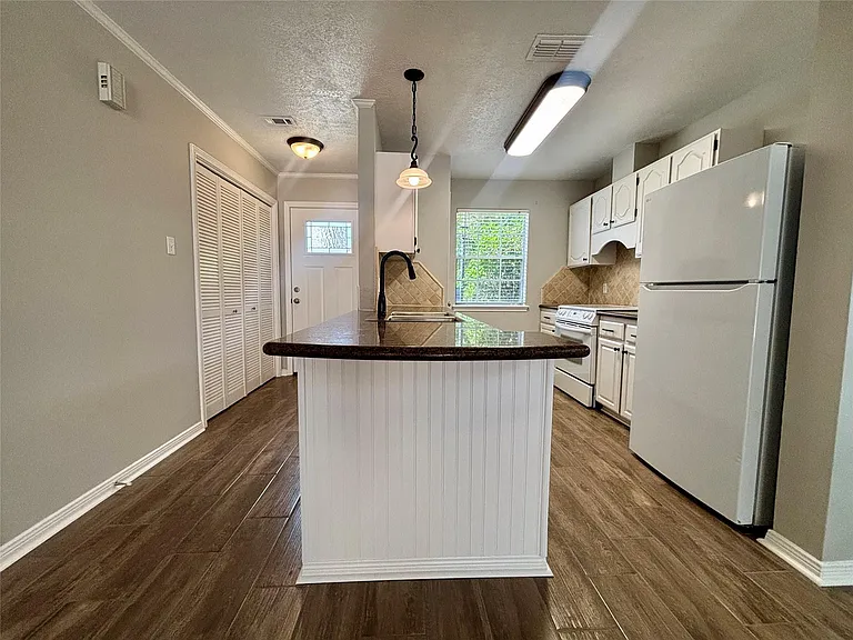 2030 Plantation Dr #B1 — Photo 12