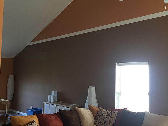 15' Vaulted ceilings in LR