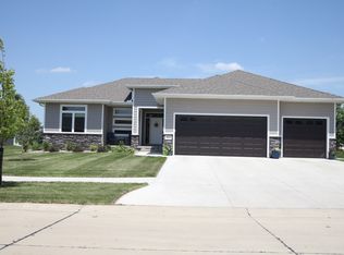 607 Bluestem Trl, Dakota Dunes, SD 57049