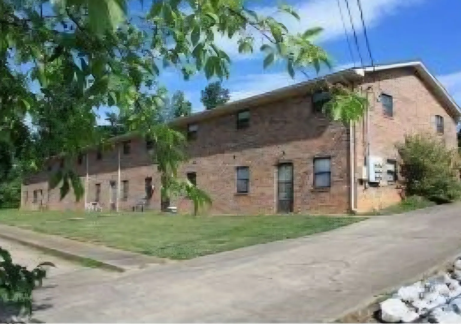 2 Bedroom / 1 Bath One Level Apartment convenient location — Photo 1