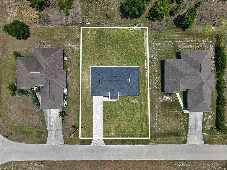 1213 Dodwin St E — Photo 2