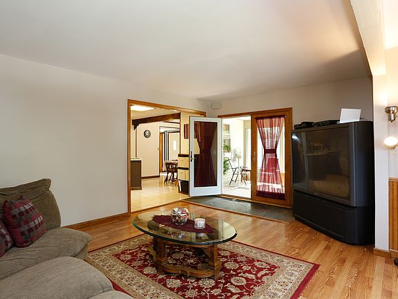 4th image of 1694 Summit St
