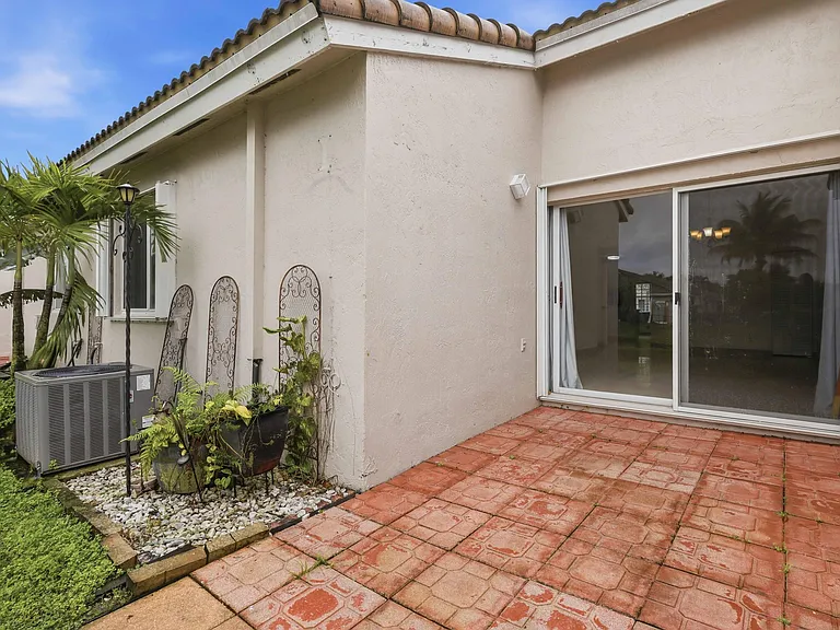 11697 SW 19th St — Photo 43