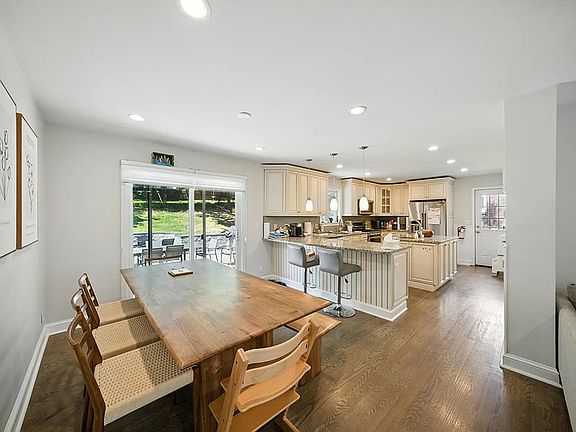 4th image of 972 E Lawn Dr