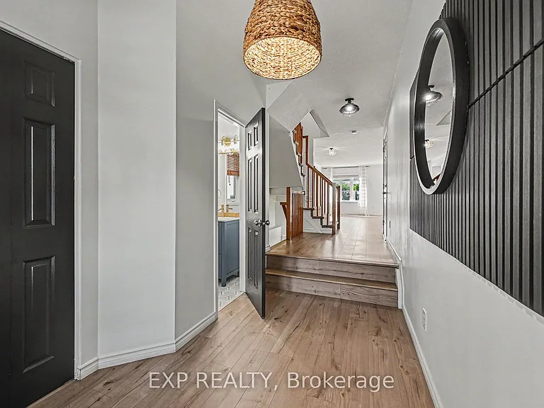 218 Rolling Meadow Cres — Photo 3