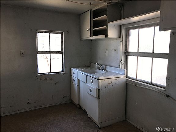 4th image of 9860 Parkway Dr NE