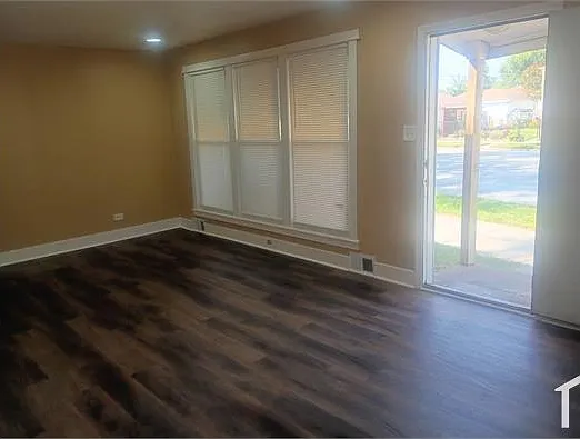 3 bed, 1000 sqft, $2,300 — Photo 2