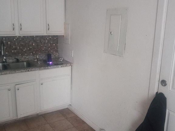 2nd image of 2724 N Dearborn St #2724