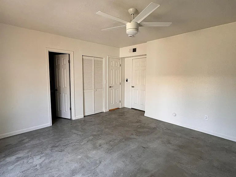 2718 N Greenfield — Photo 10
