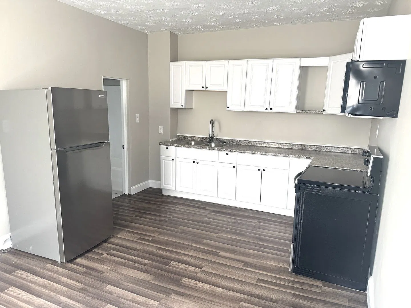 2 bed, 1.0 bath, $1,125 — Photo 2
