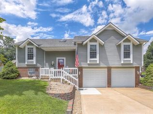 402 Huntington Ct, Greenwood, MO 64034