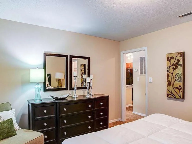 Highland Oaks Apartments — Photo 12