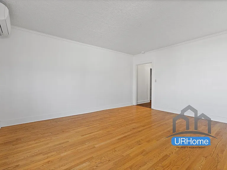 242 SE Washington St — Photo 10