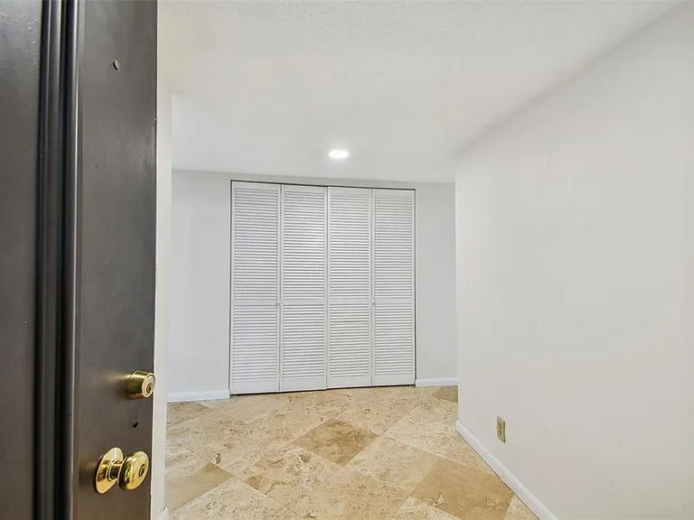 100 Oakmont Ln #106 — Photo 3