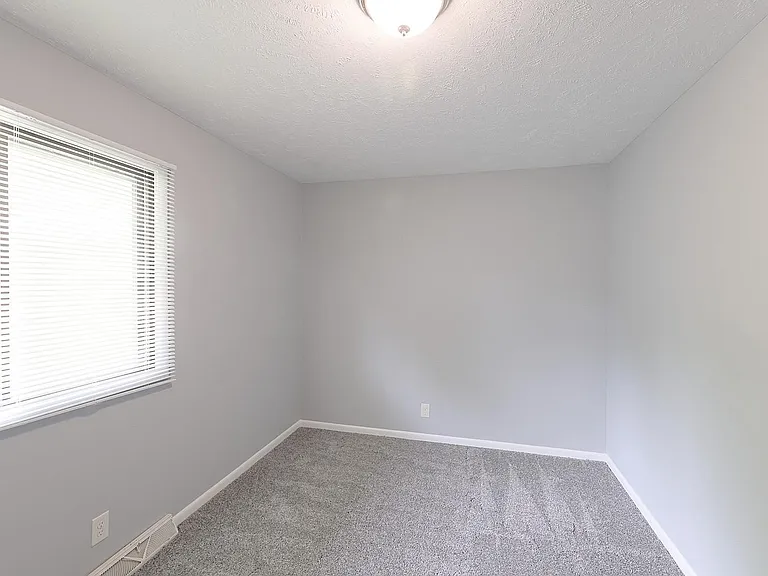 1025 Kent St — Photo 7