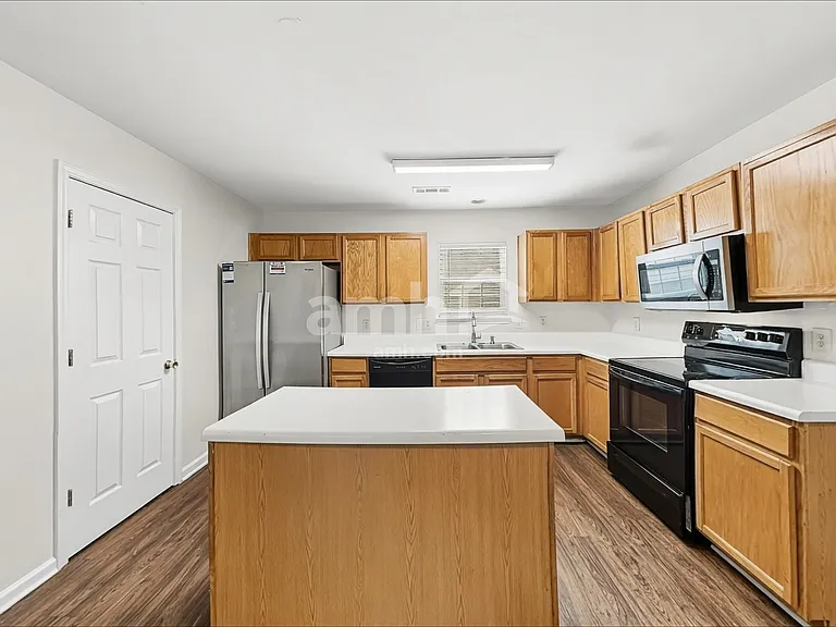 7636 Hidden Creek Dr — Photo 4