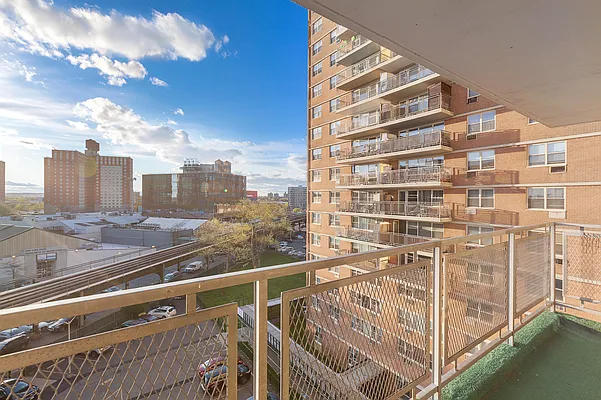 Sold by Thomas Lipovetsky, LREB | media 10