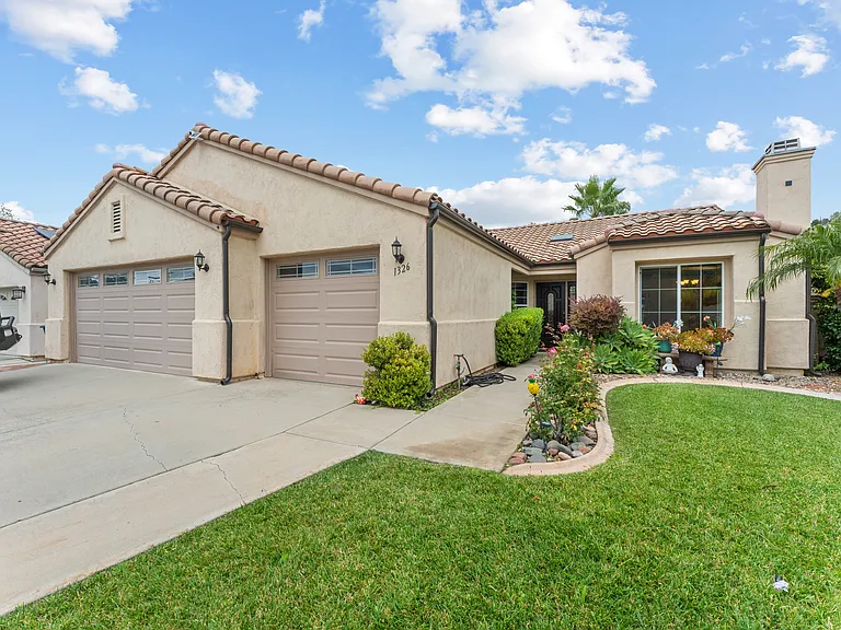 1326 Linsay Pl — Photo 1