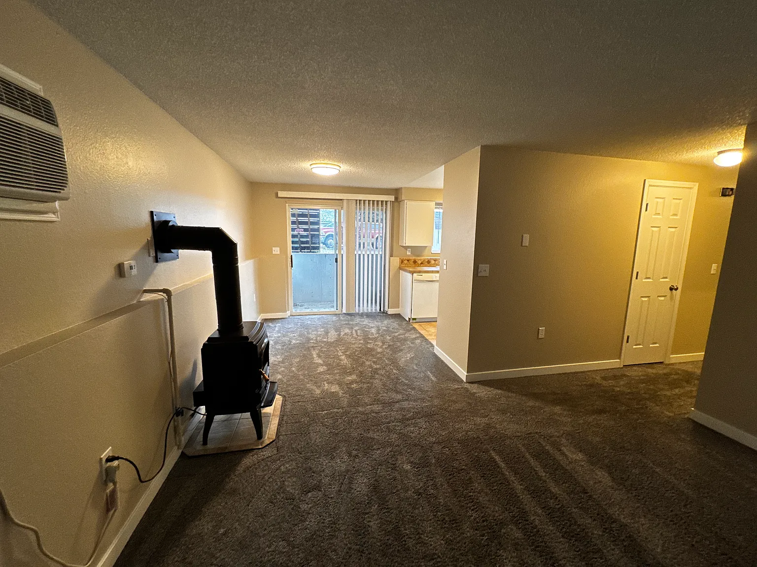 2 bed, 900 sqft, $1,300 — Photo 4