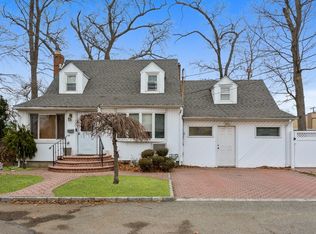 3937 Gilmartin Ln, Seaford, NY 11783