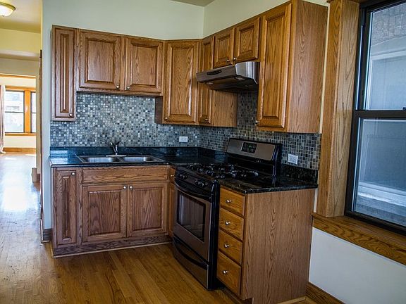 3rd image of 2946 N Gresham Ave #1