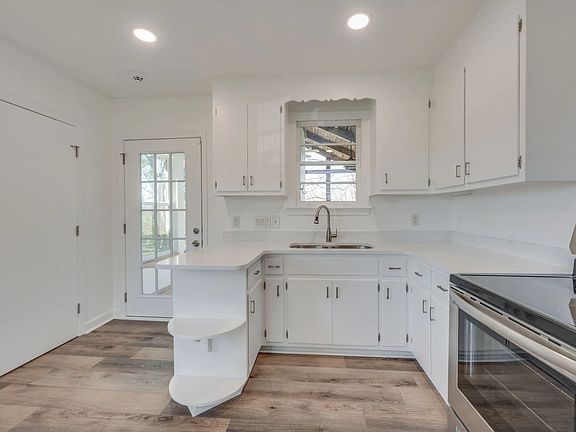 3rd image of 621 Vinson Dr