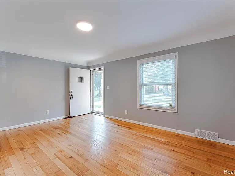 31979 Kathryn St — Photo 19