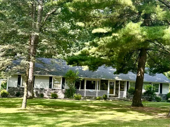 1502 Lakeview Dr, Hillsdale, MI 49242