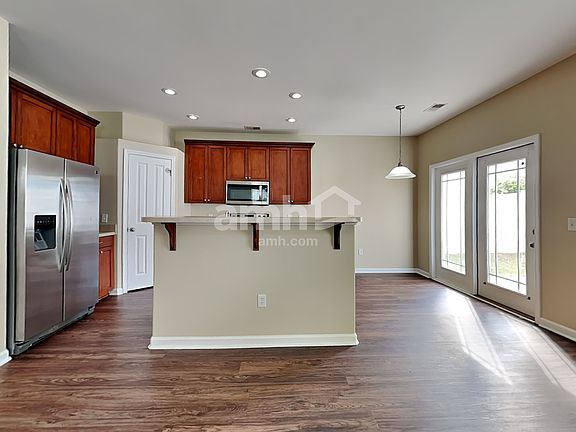 3rd image of 100 Summer Hill Ct