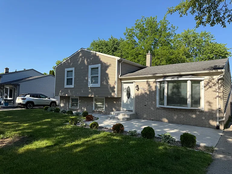 42780 Buckingham Dr — Photo 3