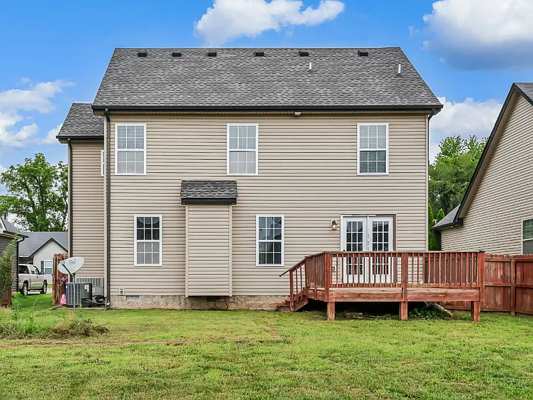 563 Falkland Cir — Photo 32