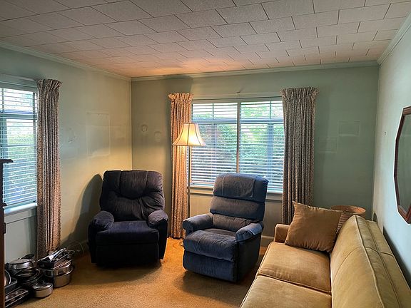 3rd image of 214 W Lee St