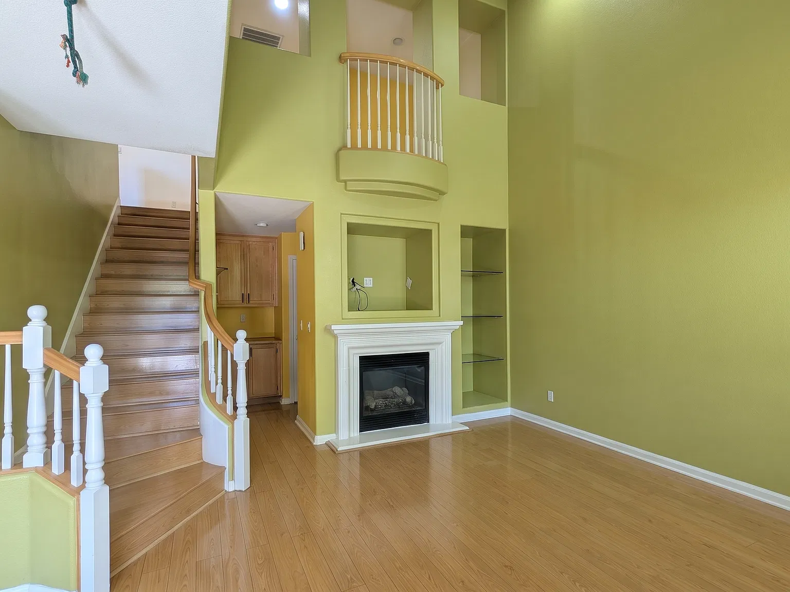 3 bed, 2.5 bath, 1381 sqft, $4,200 — Photo 2