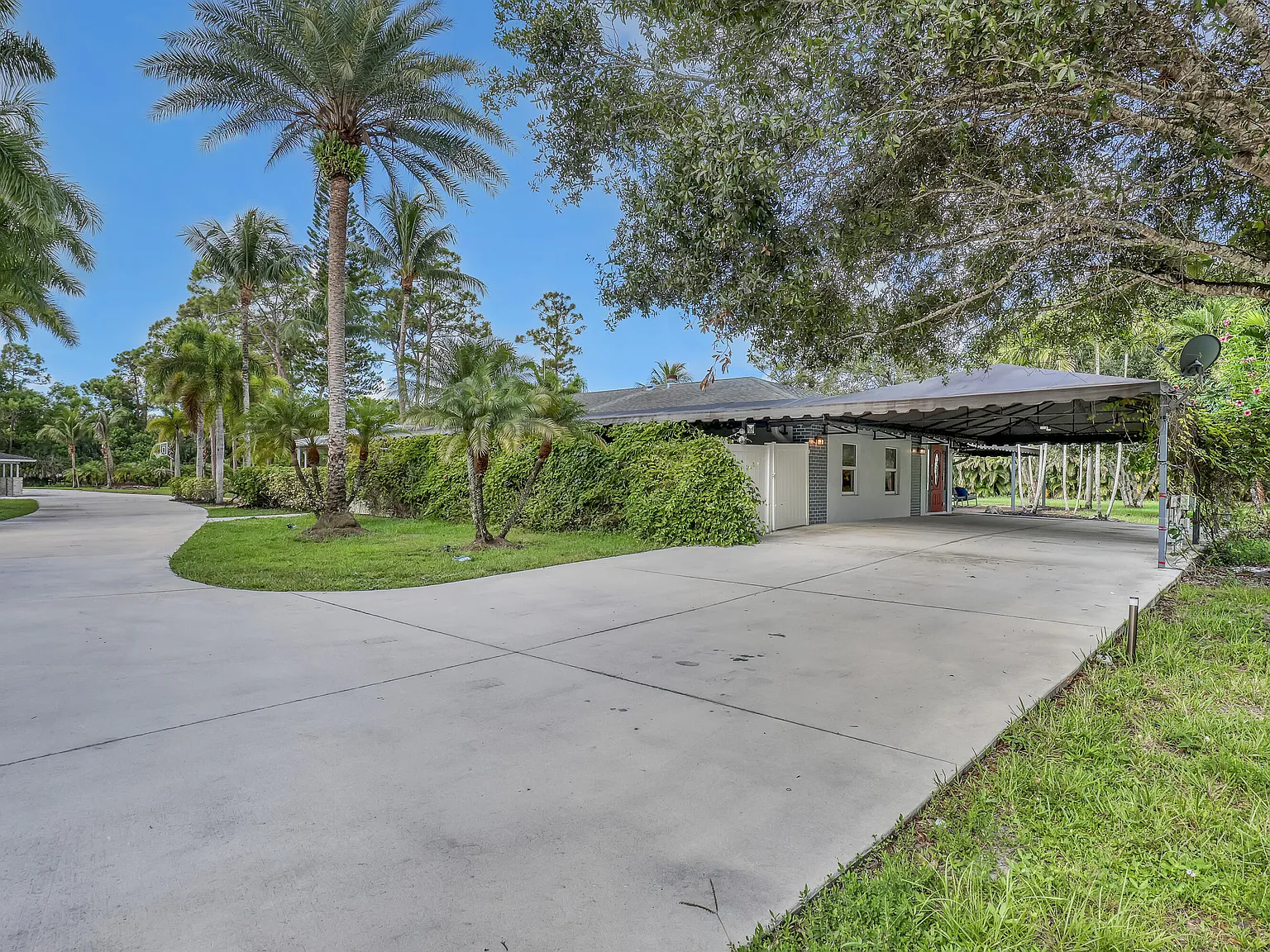 7 bed, 4.5 bath, 4626 sqft, $20,000 — Photo 2