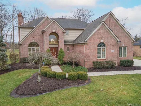 8654 Cadillac Cir, Grosse Ile, MI 48138