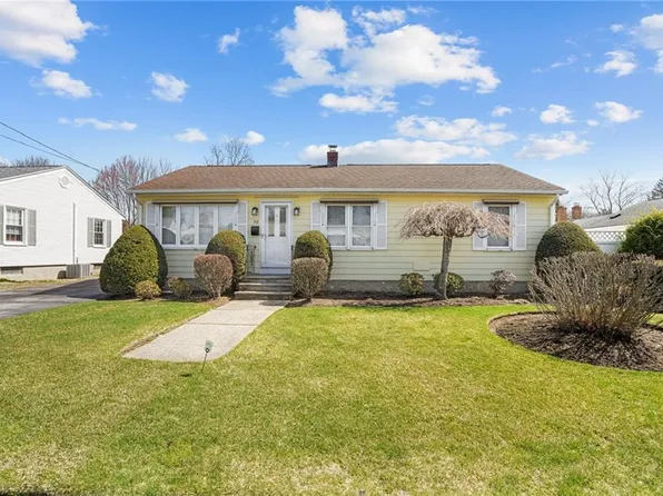 50 Whipple Ct, North Providence, RI 02911