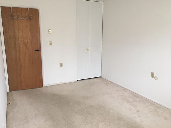4th image of 871 Balmoral Court #C