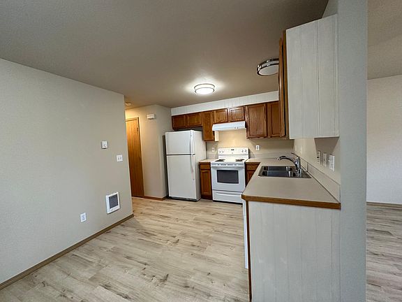 3rd image of 623A Newell Ave W