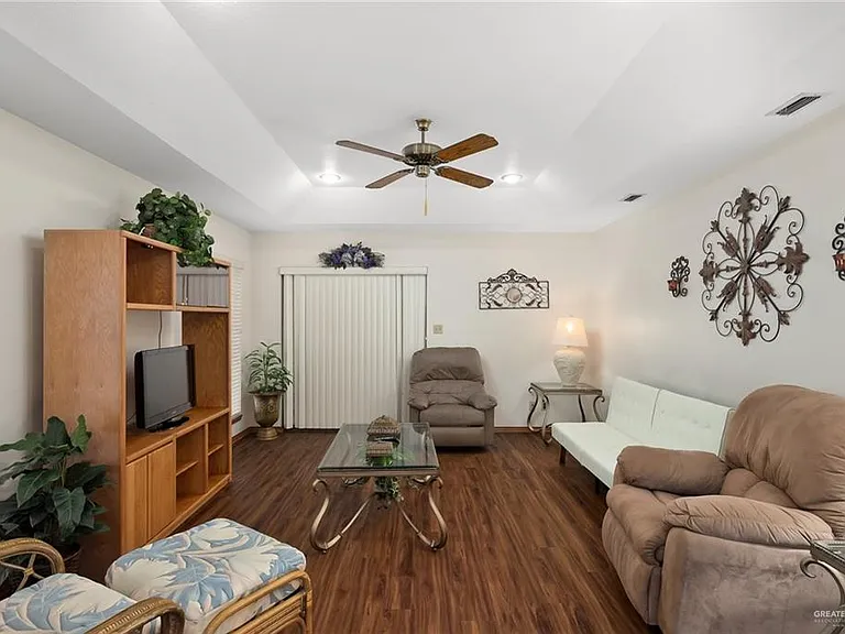 2602 Ashley Dr — Photo 2