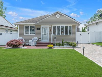 115 W Granada Avenue, Lindenhurst, NY, 11757