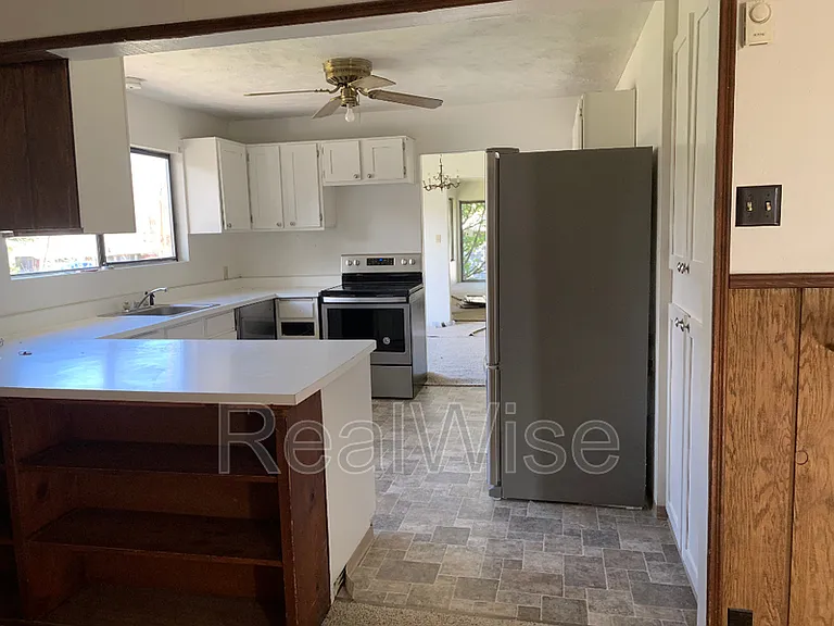 860 Glendale Ave — Photo 4