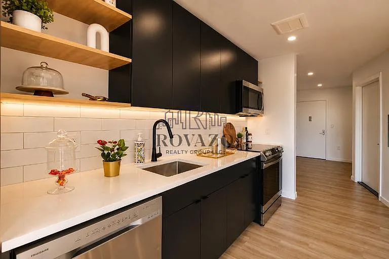 3 bed, 700 sqft, $3,100 — Photo 2
