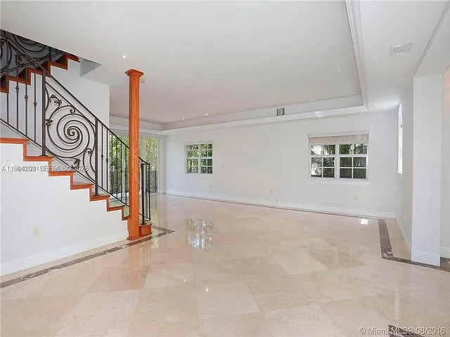 592 Fernwood Rd — Photo 11