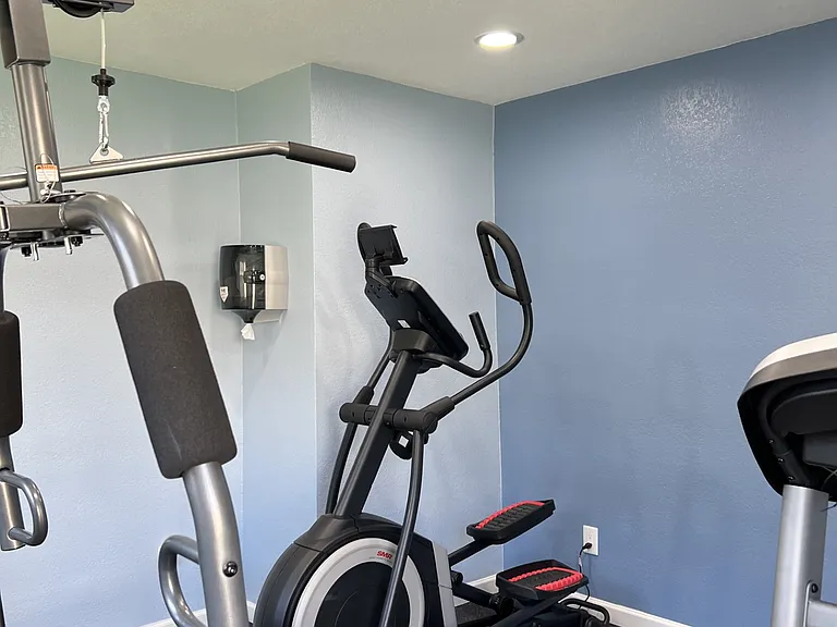 Hesperia Regency Apartments — Photo 27