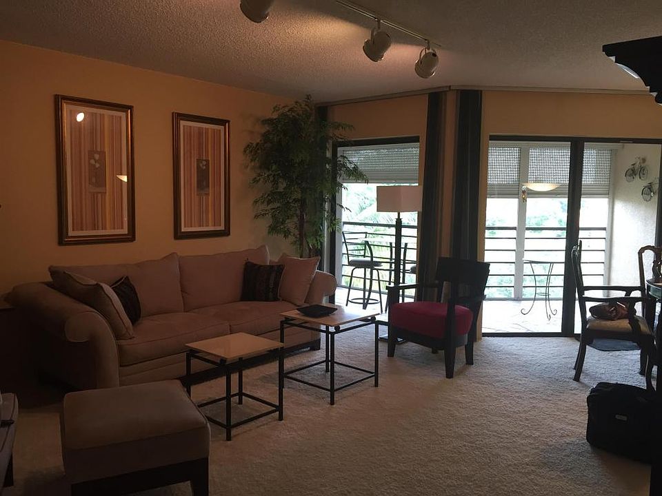 5700 402 living room