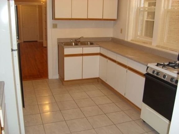 5th image of 2209 W Thome Ave