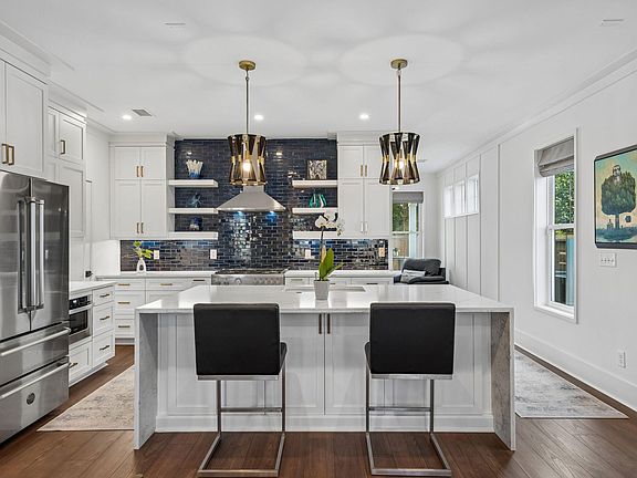 4th image of 32 Sutherland Ct