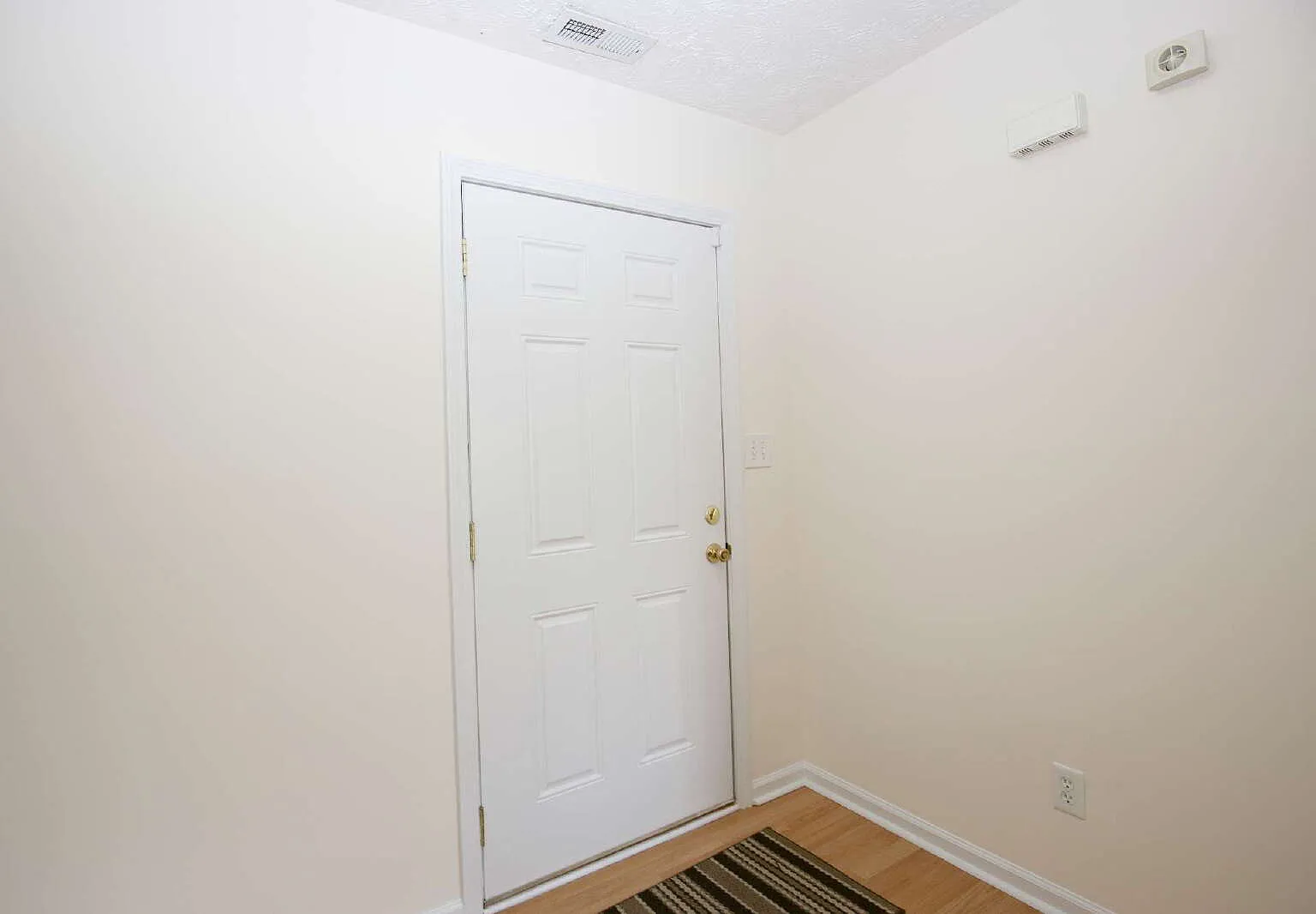 3 bed, 2.0 bath, 1901 sqft, $2,250 — Photo 4
